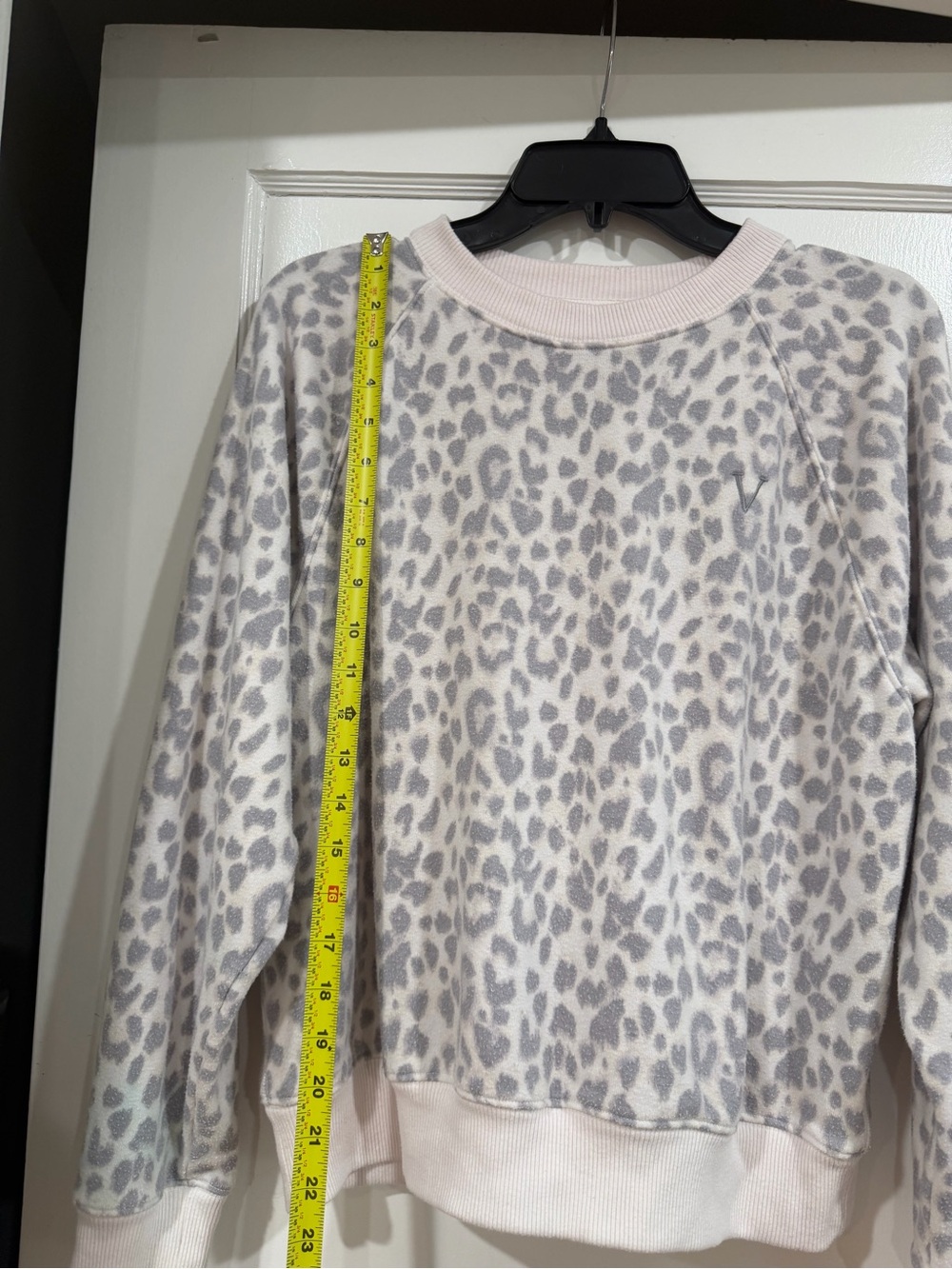 Victoria's Secret Gray Leopard Crewneck Sweater - Cream & Light Gray M - Picture 7 of 9